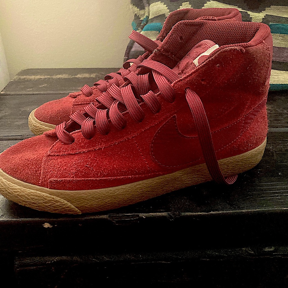 Nike Blazers 🖤💎👟Maroon) size( 7)